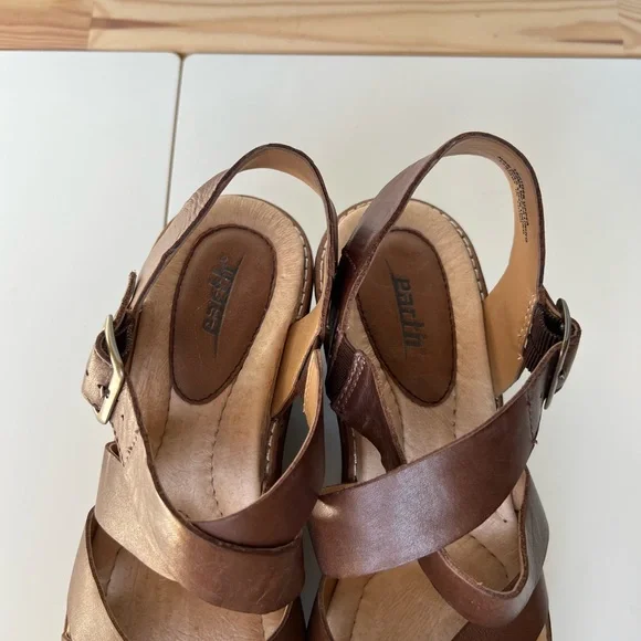 Earth Brown Leather Wedge Sandals 8 - Picture 3 of 9